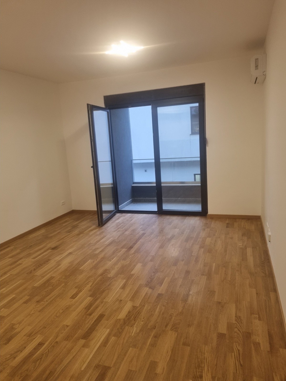 Izdaje se prazna garsonjera sa garaznim mjestom u novoj zgradi u Donjoj Gorici, Podgorica