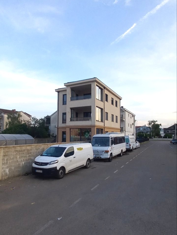 Izdaje se dupleks u stambeno-poslovnoj zgradi u Gornjoj Gorici, Podgorica. 