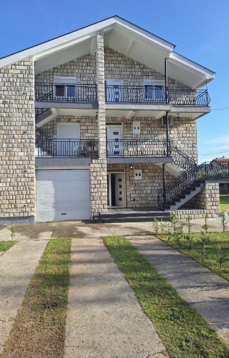 Izdaje se luksuzna porodicna kuca sa dvoristem u Zagoricu, Podgorica