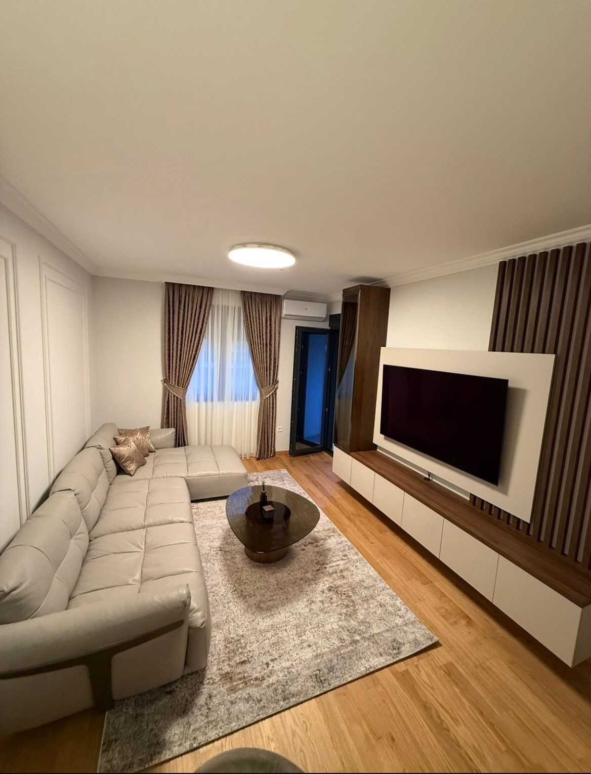 Prodaje se luksuzno opremljen dvosoban stan sa dvije garaze, New City, Podgorica