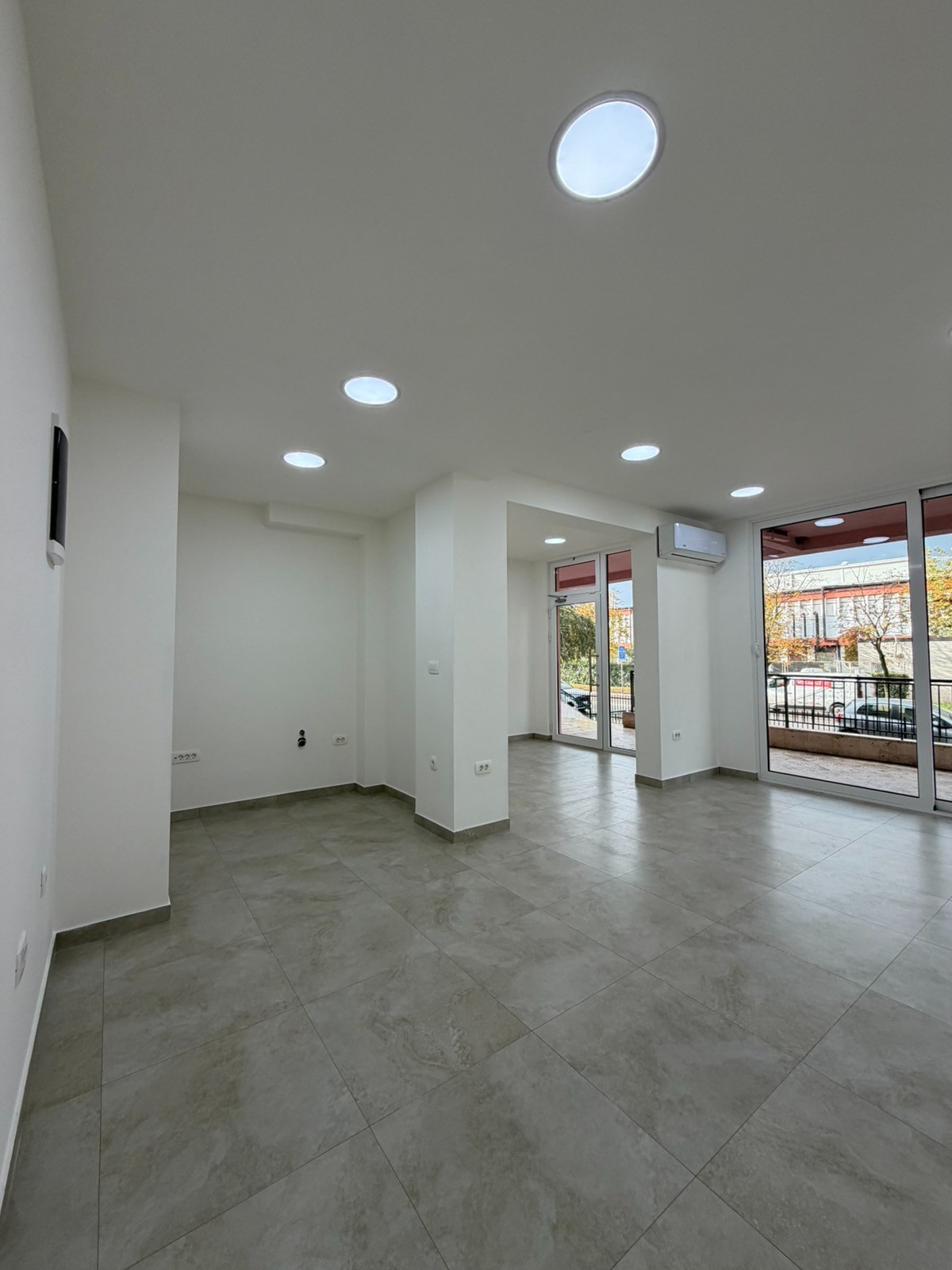 Prodaje se poslovni prostor na odličnoj lokaciji, kod Krivog mosta, Zabjelo, Podgorica