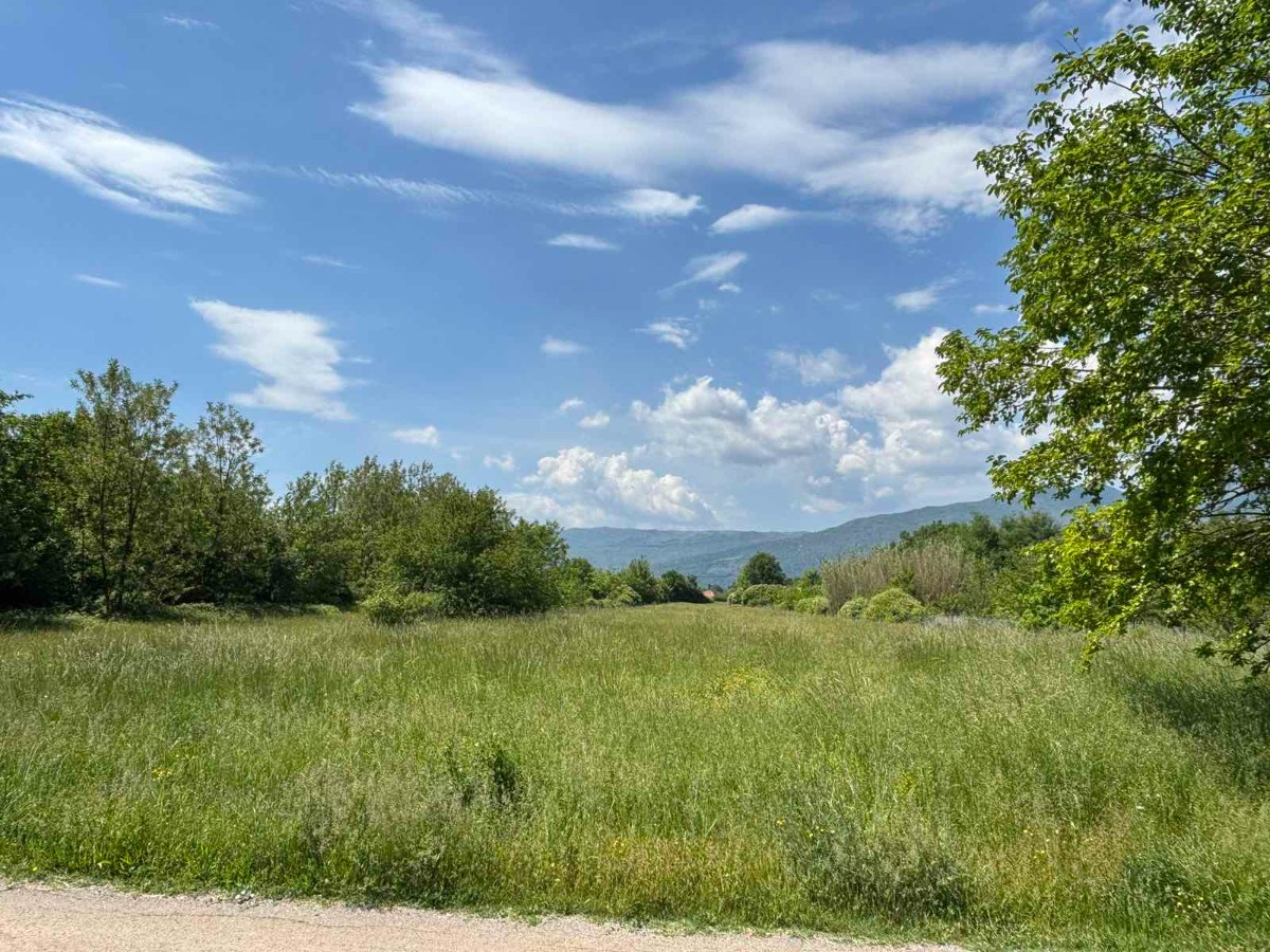 Prodaje se veća površina zemljišta u Kosiću, Danilovgrad.