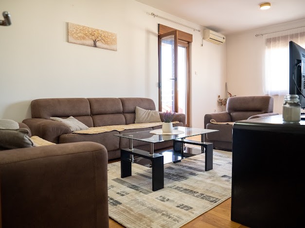 Izdaje se moderno  opremljen, komforan dvosoban stan , Pobrežje, Podgorica