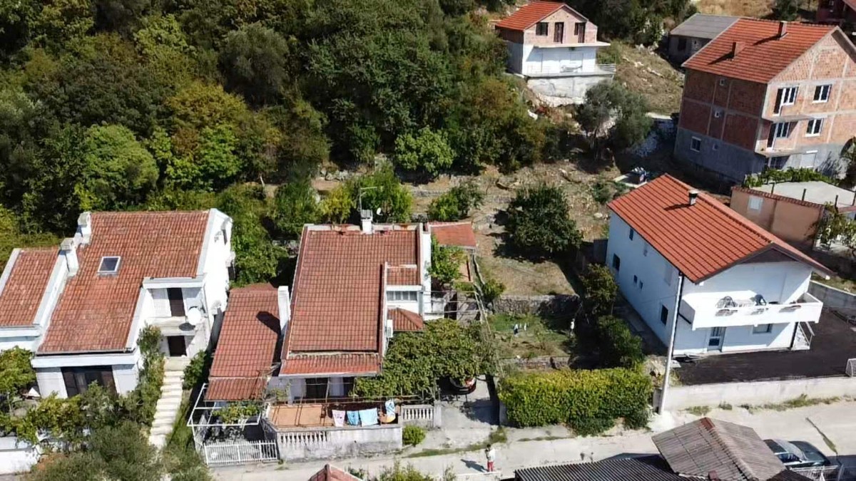 Prodaje se kuća u  Herceg Novom, Igalo. 