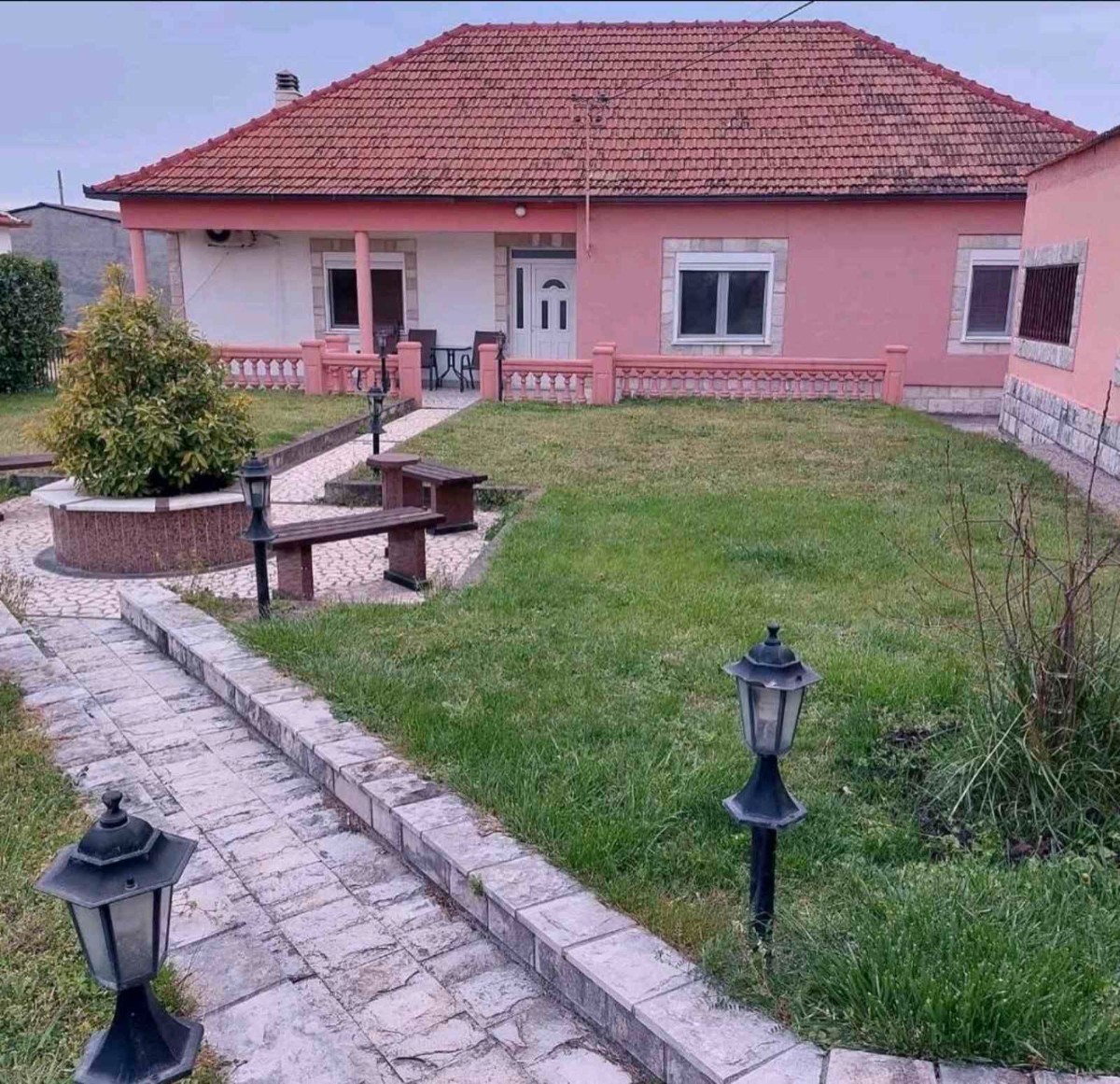 Izdaje se kuca u Zeti,Mahala