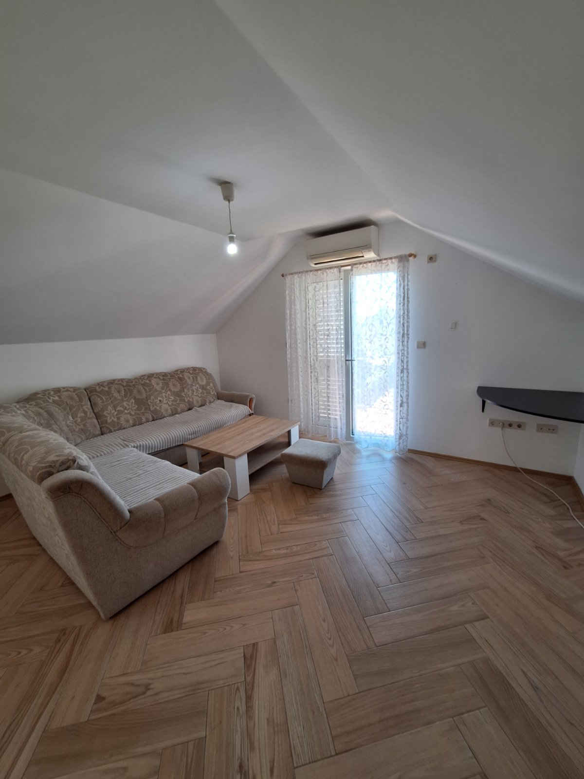 Izdaje se dvosoban stan,Tološi,Podgorica