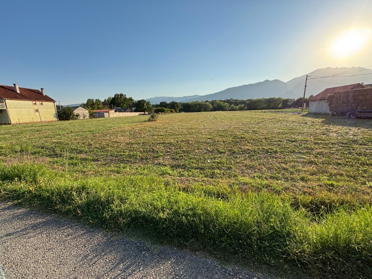 Prodaje se plac u Jastrebu- Lazine, Danilovgrad. 