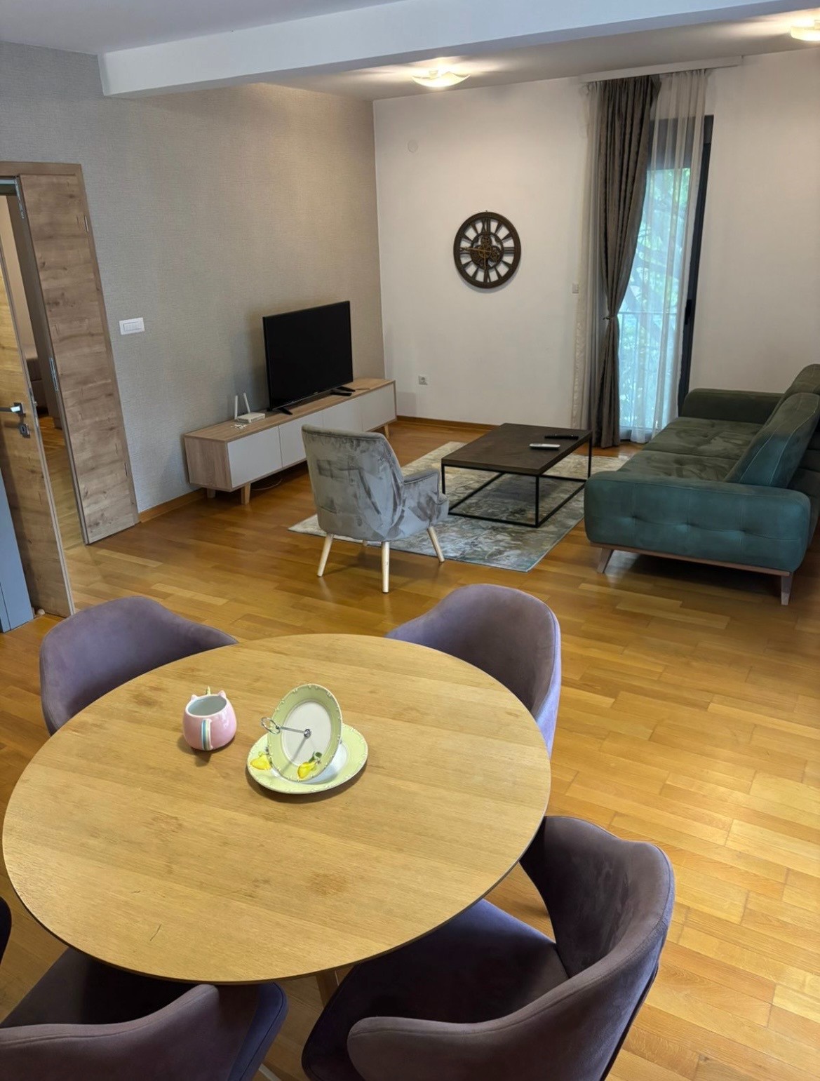 Izdaje se luksuzno opremljen dvosoban stan, Centar, Podgorica