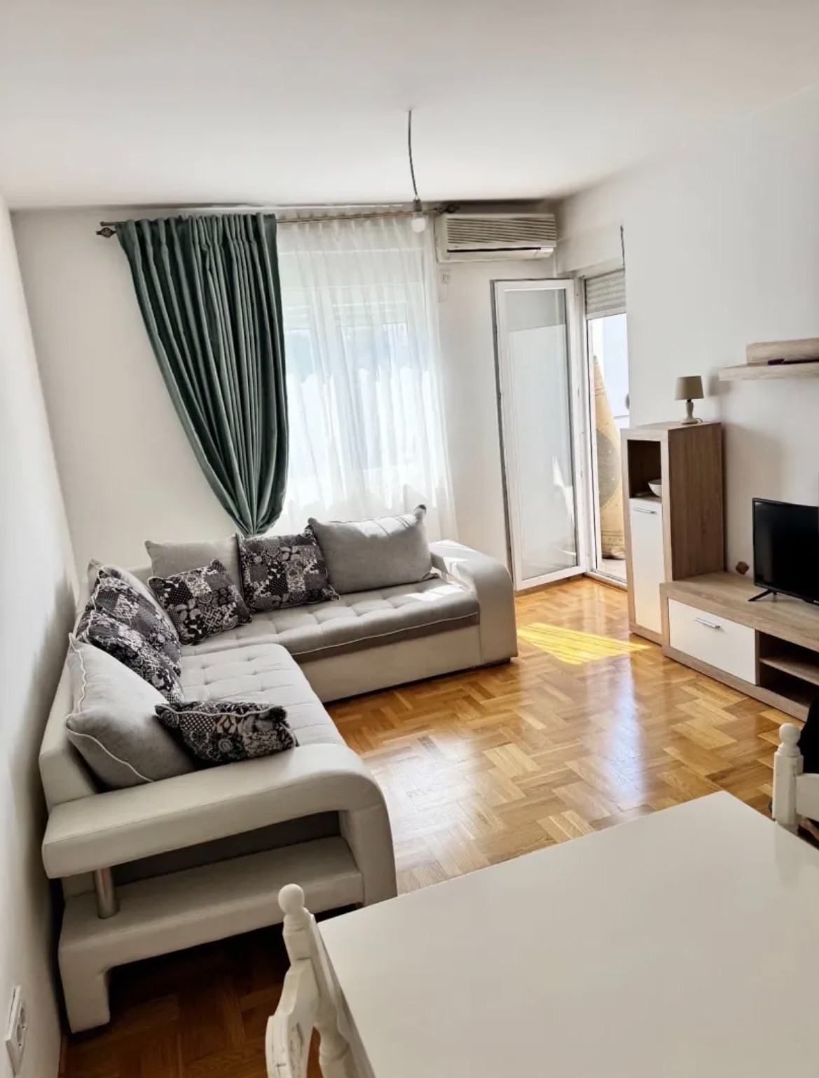 Prodaje se kompletno opremljen dvosoban stan, Gornja Gorica, Podgorica