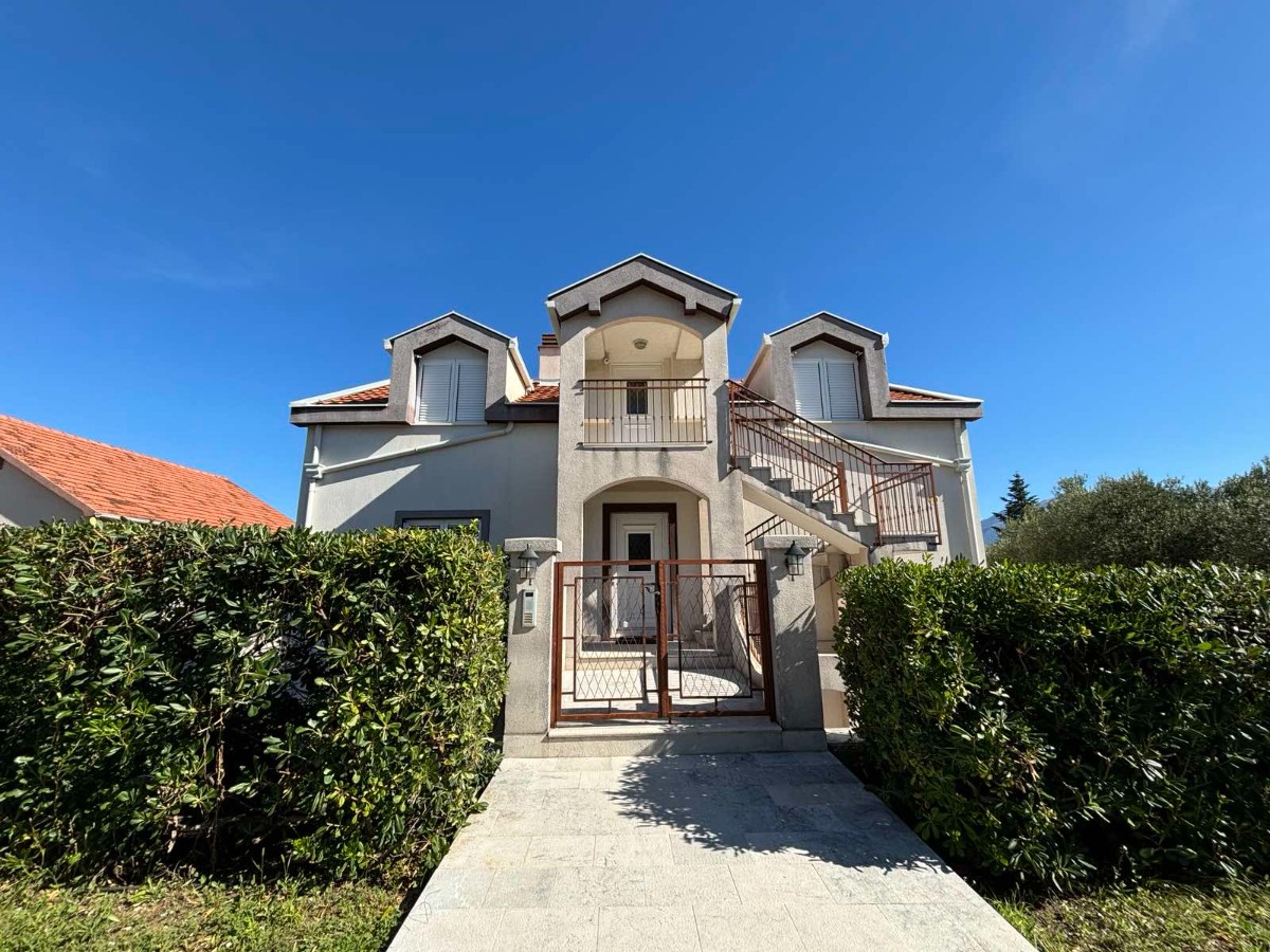 Prodaje se vila sa 3 etaže u Radovićima, Tivat. 