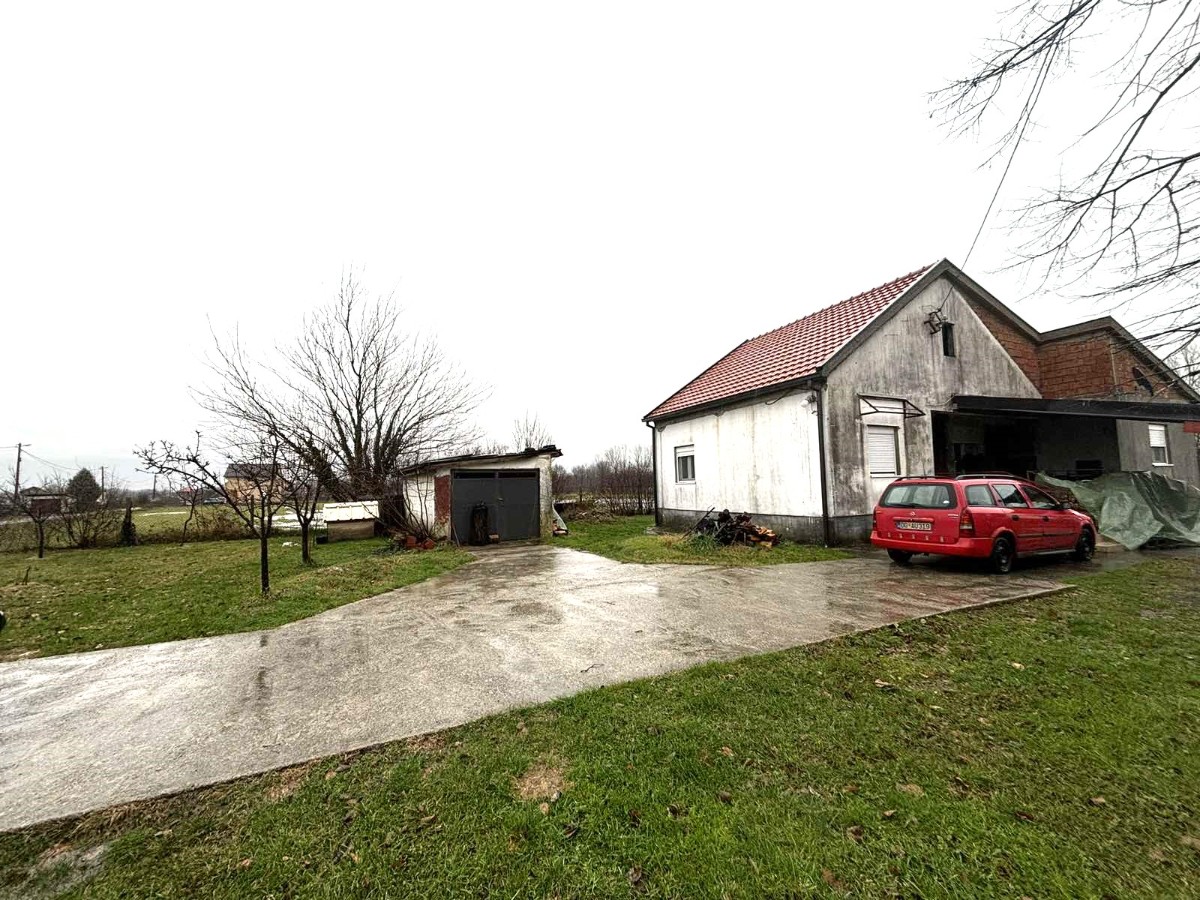 Prodaje se imanje sa kućom Jastreb, Danilovgrad.