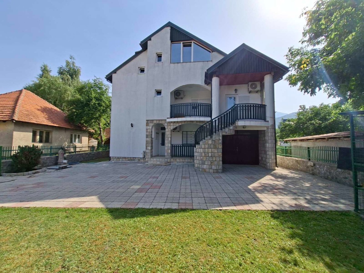 Prodaje se kuća sa 5 apartmana u Kolašinu.
