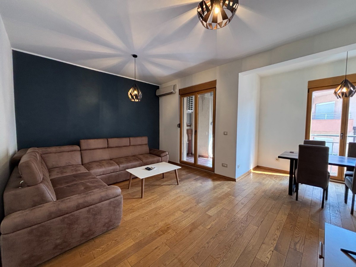 Izdaje se petosoban duplex stan iza Central Pointa, u Podgorici. 
