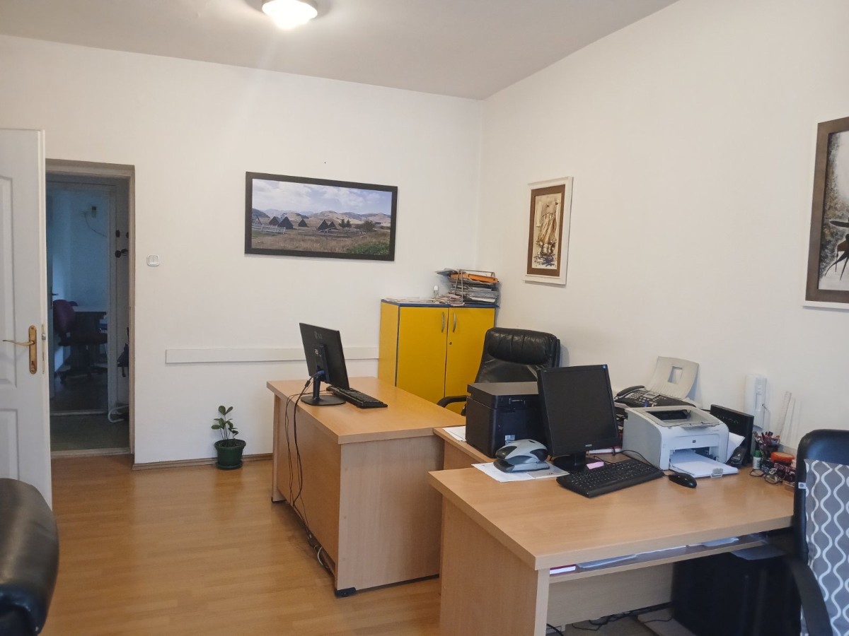 Na prodaju potpuno opremljen poslovni prostor u centru Podgorice