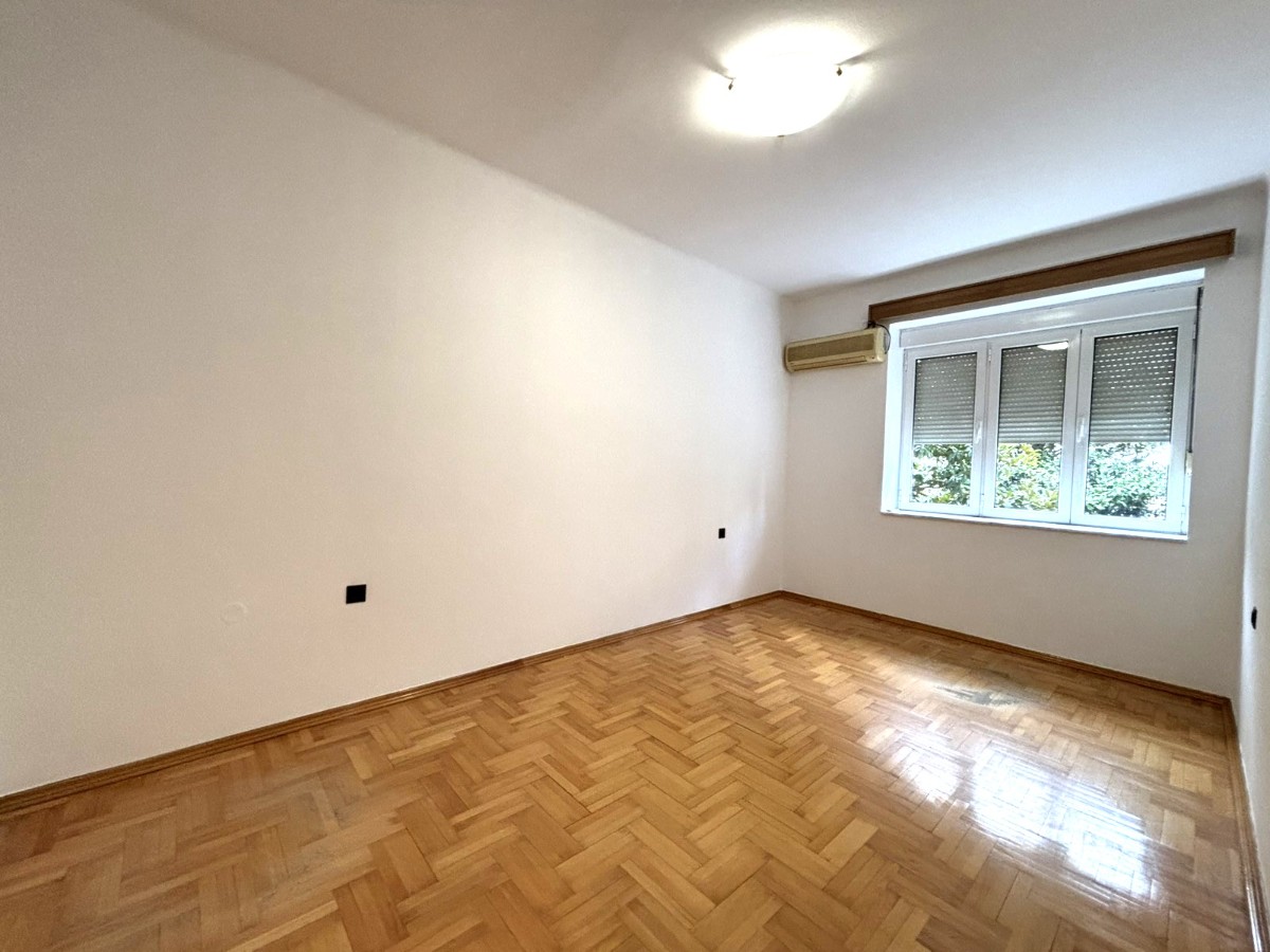 Izdaje se poslovni prostor u centru Podgorice, Njegoševa. 