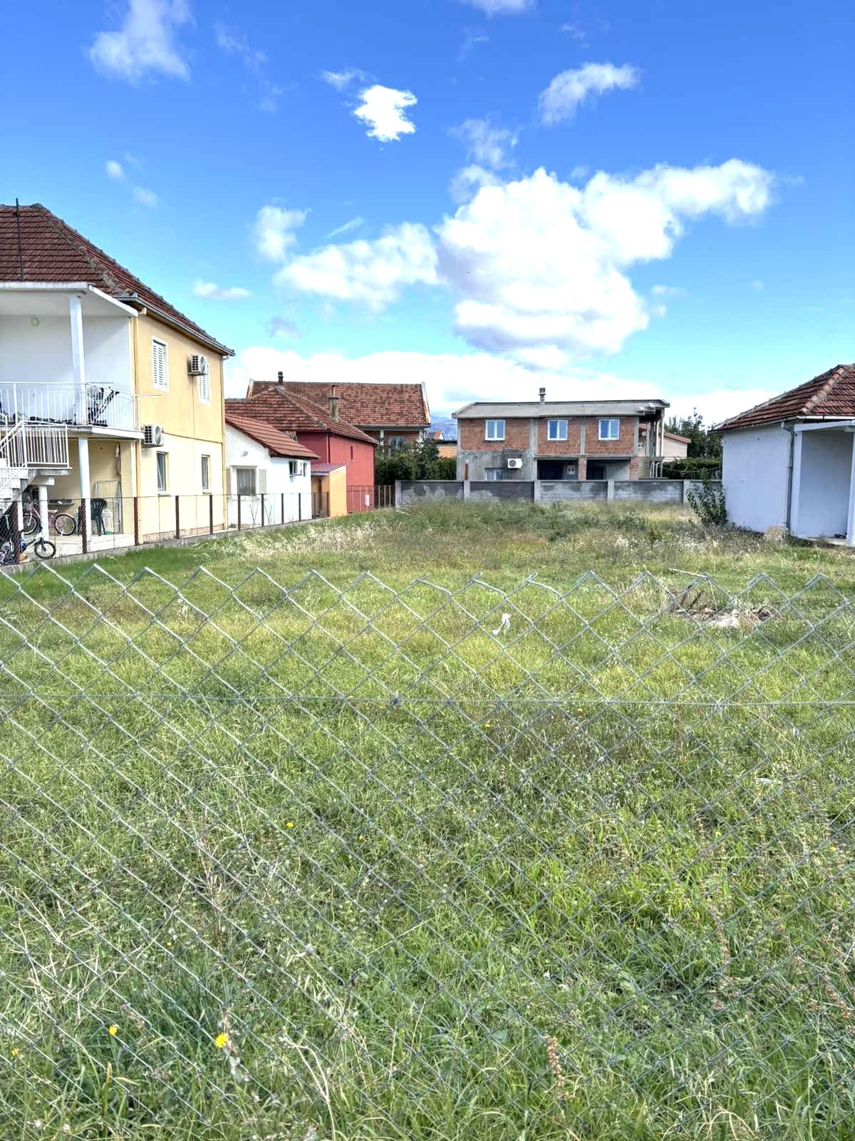 Prodaje se urbanizovan plac na izvrsnoj lokaciji u Tološima, Podgorica. 