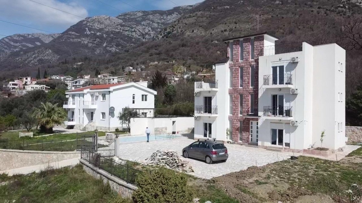 Prodaje se velika i komforna kuca sa  placem i bazenom, Sutomore
