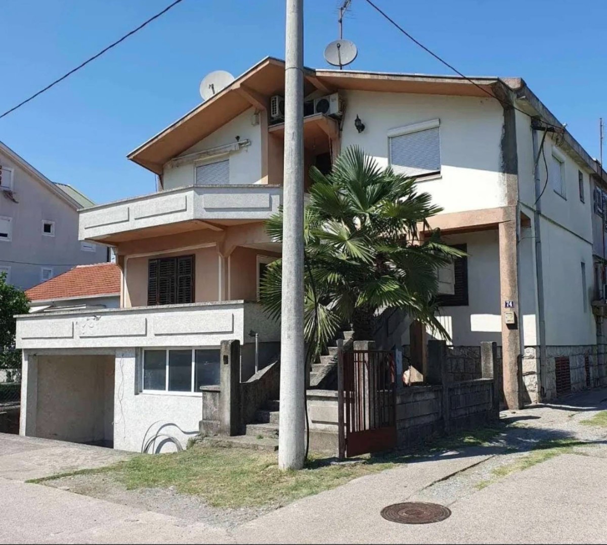 Prodaje se kuca u Blok 5, iza Bazara, Dalmatinska ulica, Podgorica