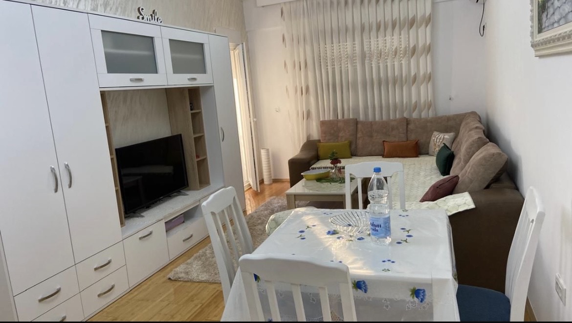 Prodaje se kompletno renoviran i namjesten jednosoban stan na Starom aerodromu, Podgorica