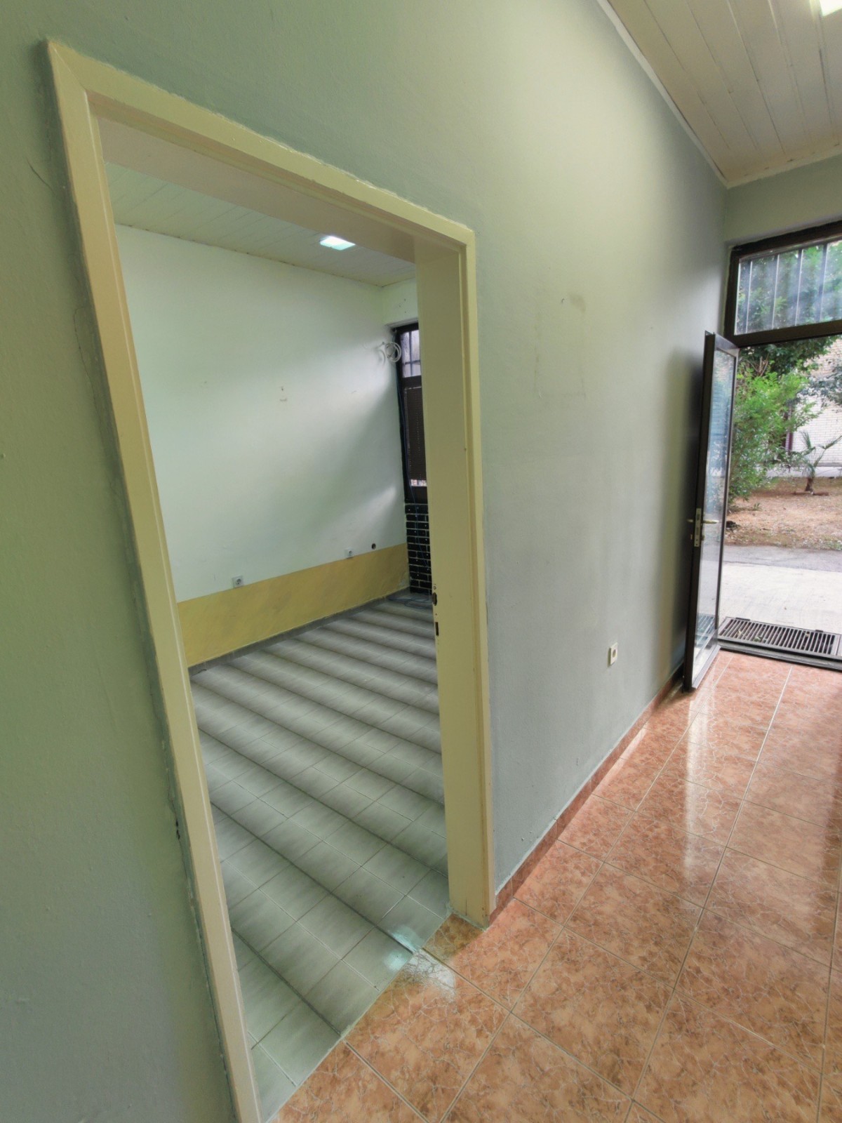 Prodaje se poslovni prostor u prizemlju zgrade, Lepa Kata, Podgorica