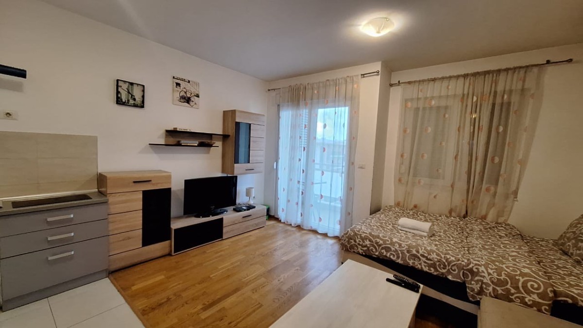 Prodaje se moderno namjestena garsonjera u City kvartu, Podgorica